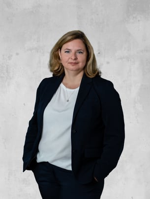 Heike_Rösler_PR_grey_bg_fake (1)